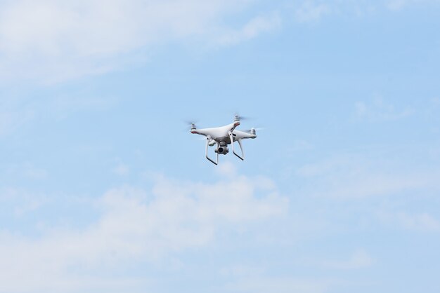 Quad helicóptero Drone con cámara digital de alta resolución en el cielo.