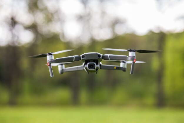 Quadcopter volando en la naturaleza.