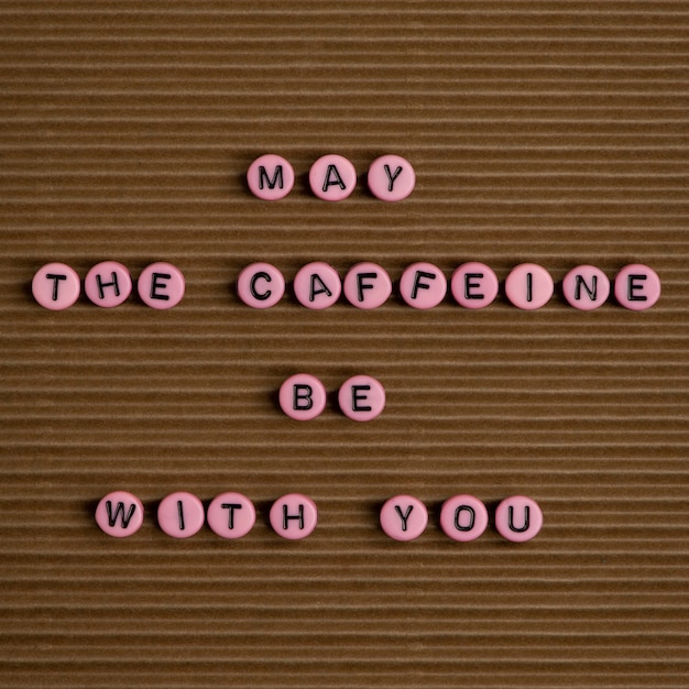 Foto gratuita que el café esté contigo tipografía de mensaje de perlas