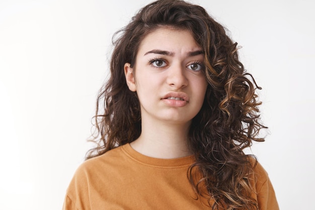 ¡qué carajo! retrato no impresionado molesto confundido joven amiga encogiéndose decepcionado con el ceño fruncido mirada triste disgustado tenía grandes esperanzas