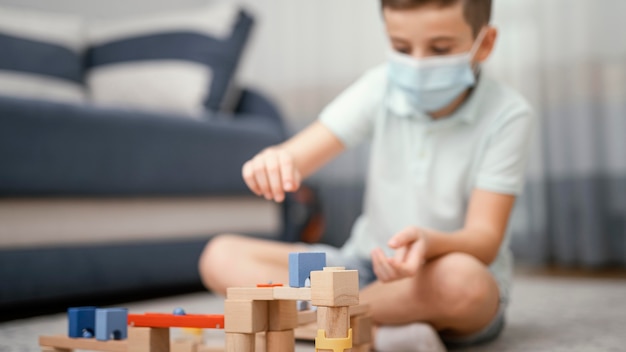 Foto gratuita quedarse en el interior niño jugando con juguetes