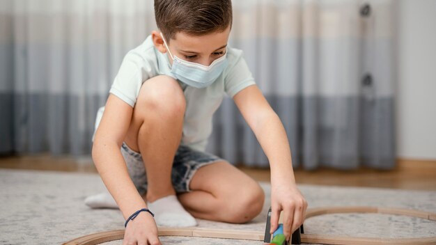 Quedarse en el interior niño jugando con juguetes