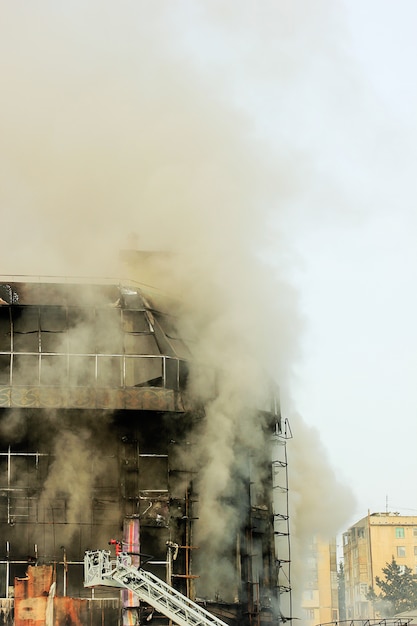 Foto gratuita quema de centro comercial o centro comercial con humo