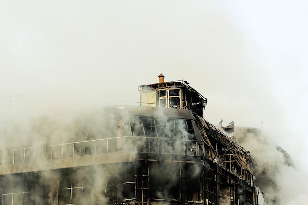 Quema de centro comercial o centro comercial con humo