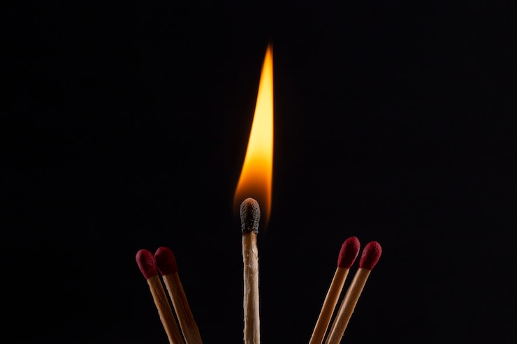 Foto gratuito quema de cerillas con fondo oscuro
