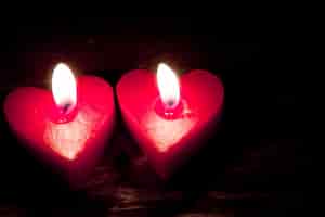 Foto gratuita la quema de velas rojas en forma de corazón