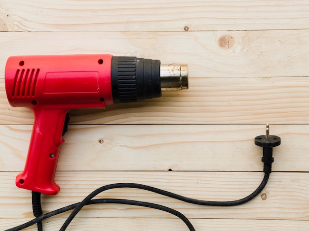 Foto gratuita quemador de gas rojo en mesa de madera