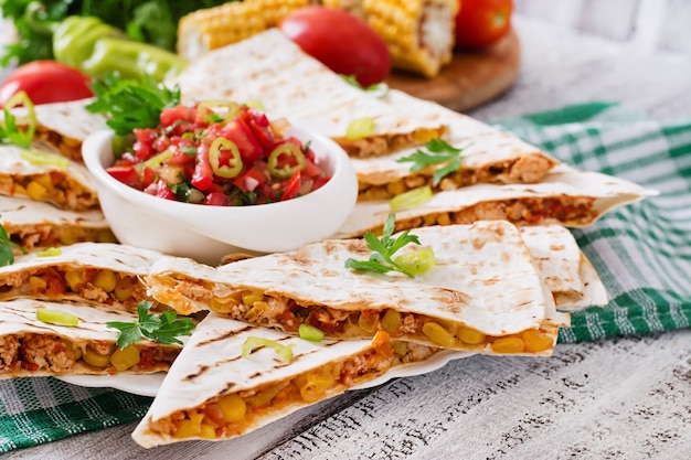 Quesadilla mexicana envuelta con pollo, maíz y pimiento y salsa