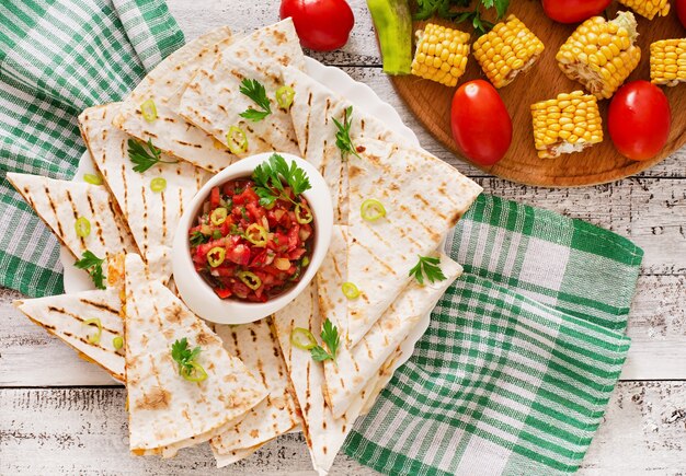 Quesadilla mexicana envuelta con pollo, maíz y pimiento y salsa