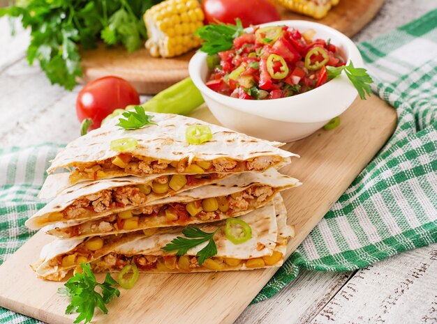 Quesadilla mexicana envuelta con pollo, maíz y pimiento y salsa