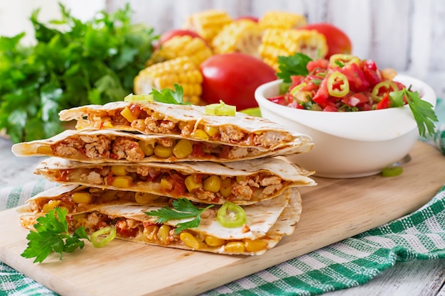 Quesadilla mexicana envuelta con pollo, maíz y pimiento y salsa