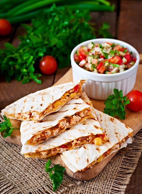 Quesadilla mexicana envuelta con pollo, maíz y pimiento y salsa