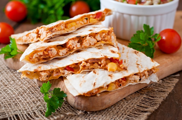 Quesadilla mexicana envuelta con pollo, maíz y pimiento y salsa