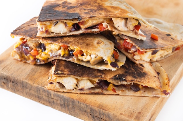 Foto gratuita quesadilla mexicana con pollo queso y pimientos aislado sobre fondo blanco.