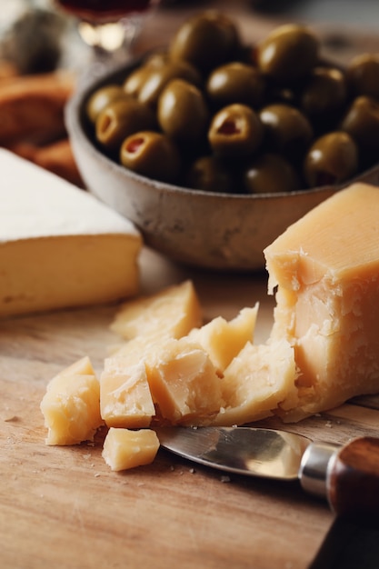 Foto gratuita queso y aceitunas