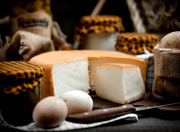 Queso ahumado en un cáñamo de madera