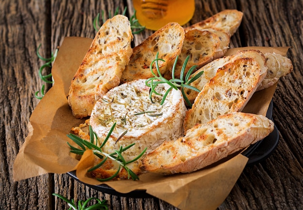 Queso al horno Camembert con romero y miel. Comida sabrosa.