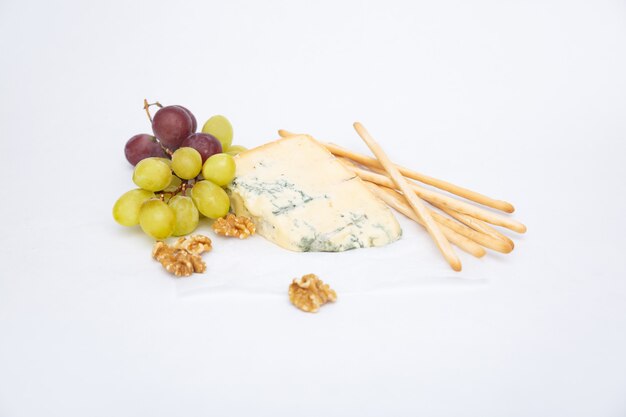 Queso azul, palitos de queso ahumado, uva y nuez