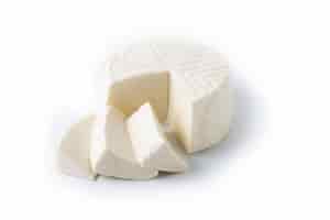 Foto gratuita queso blanco fresco en rodajas de leche de vaca aislado sobre fondo blanco.