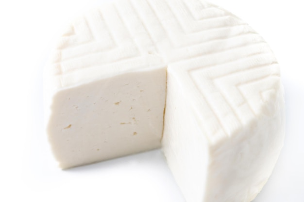 Foto gratuita queso blanco fresco en rodajas de leche de vaca aislado sobre fondo blanco