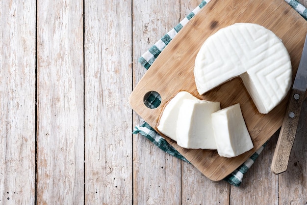 Foto gratuita queso blanco fresco en rodajas de leche de vaca sobre un fondo blanco