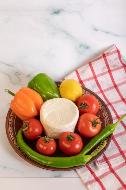 Queso blanco con tomates y pimientos de colores.