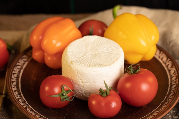 Queso blanco, tomates rojos y pimientos amarillos.