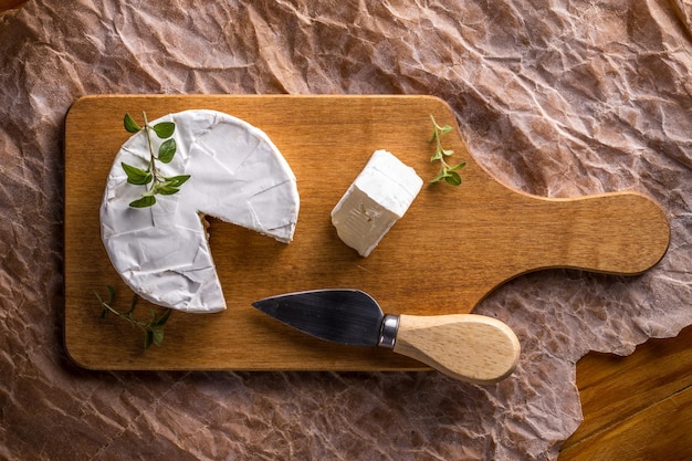 Queso camembert sobre madera