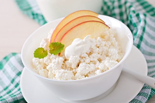 Queso cottage con manzanas y crema agria para el desayuno de cerca