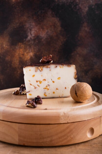 Queso duro con fuente de nueces