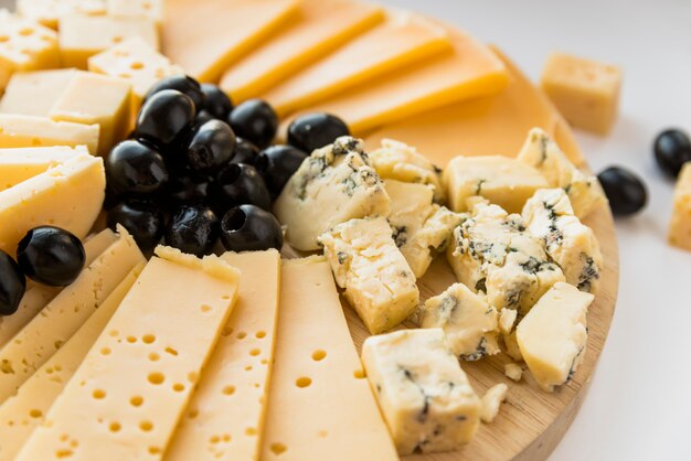 Queso fresco y aceitunas en tabla de cortar