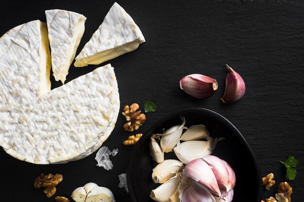 Foto gratuita queso fresco y ajo plano