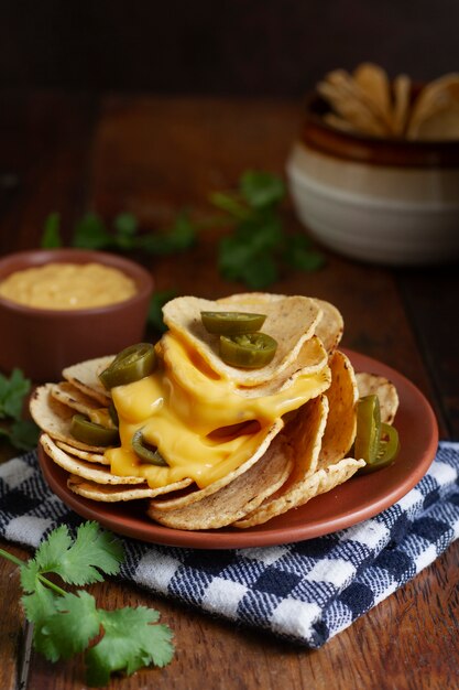 Queso fundido con pita y chile en escabeche