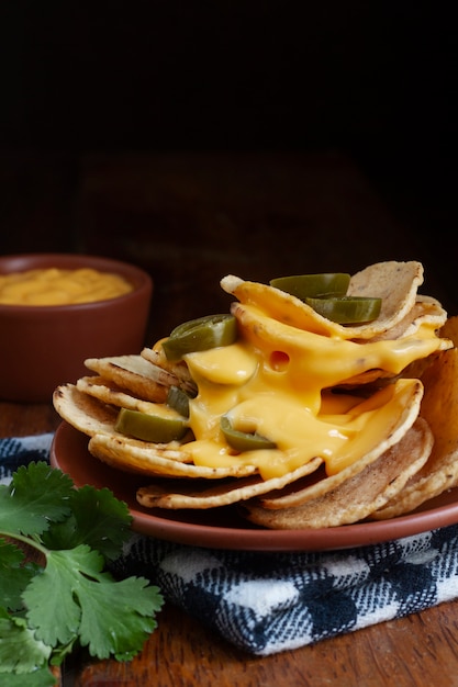 Foto gratuita queso fundido con pita y chile en escabeche