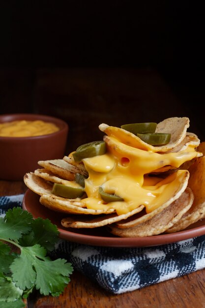 Queso fundido con pita y chile en escabeche