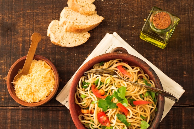 Queso; Pasta de pan y espaguetis sobre fondo de madera