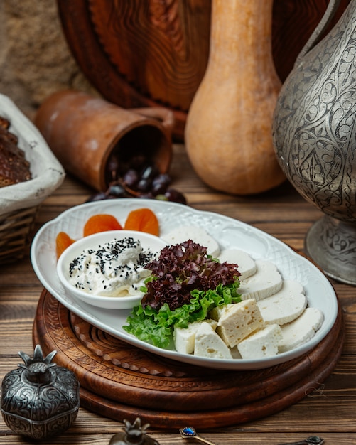 Foto gratuita queso surtido con verduras y requesón