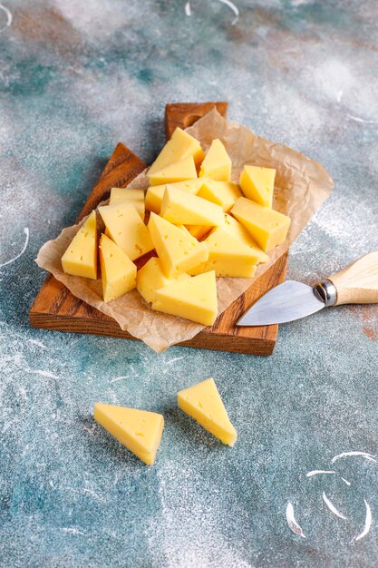 Queso tilsiter semiduro en rodajas.