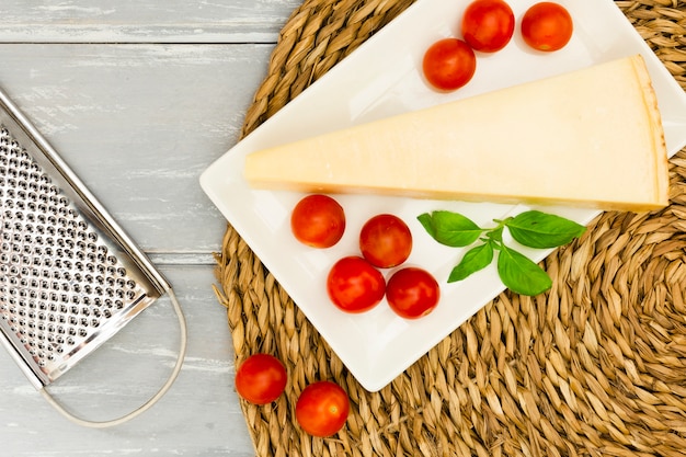 Foto gratuita queso con tomate y menta