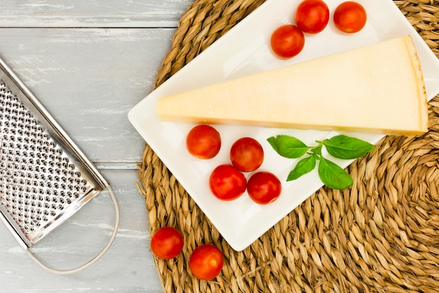 Queso con tomate y menta