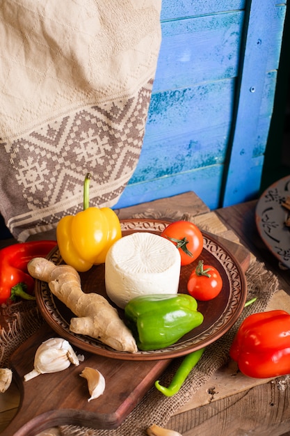 Queso con tomate y pimientos