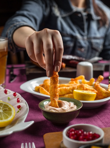 queso trenzado crujiente frito con salsa de mayonesa, limón