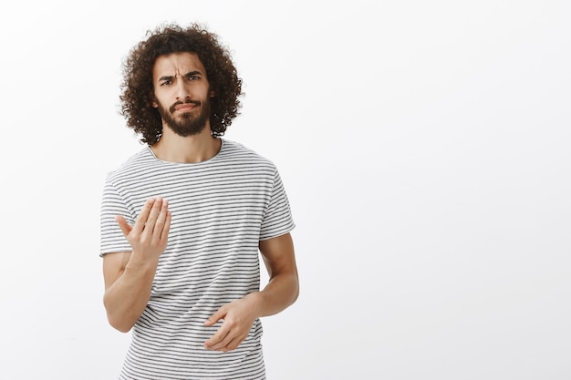 Quieres pelear, acércate. Retrato de hombre musculoso guapo con expresión molesta, cabreado, frunciendo el ceño, con ganas de resolver la discusión con golpes