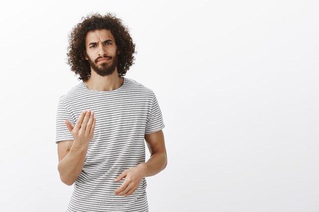 Quieres pelear, acércate. Retrato de hombre musculoso guapo con expresión molesta, cabreado, frunciendo el ceño, con ganas de resolver la discusión con golpes