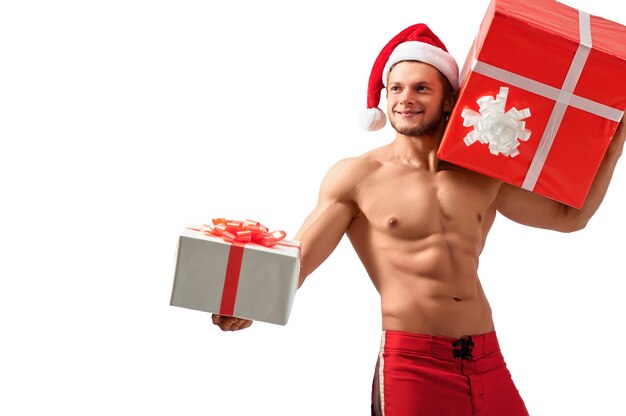 Quiero que te lleves esto. Retrato de estudio de medio cuerpo de una hermosa sexy Santa Claus sosteniendo una caja de regalo y mirando a otro lado sonriendo con alegría