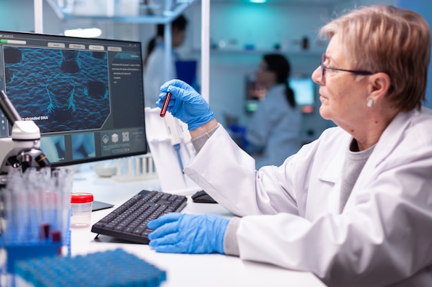 Químico científico tomando una muestra de ADN para descubrimiento médico