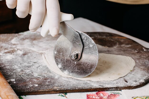 qutab de carne en proceso de cocción de masa en escritorio rústico de madera marrón