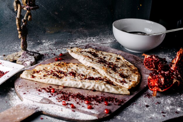 Qutabs deliciosa carne rellena de zumaque en la superficie de madera marrón y gris