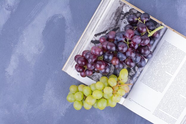 Un racimo de uvas en bandeja metálica.