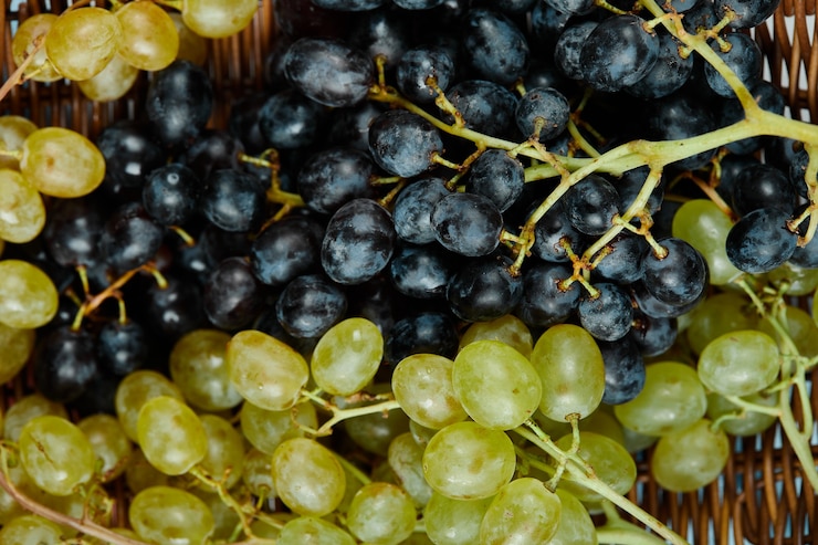 Foto gratuito un racimo de uvas mixtas en la canasta, de cerca. foto de alta calidad